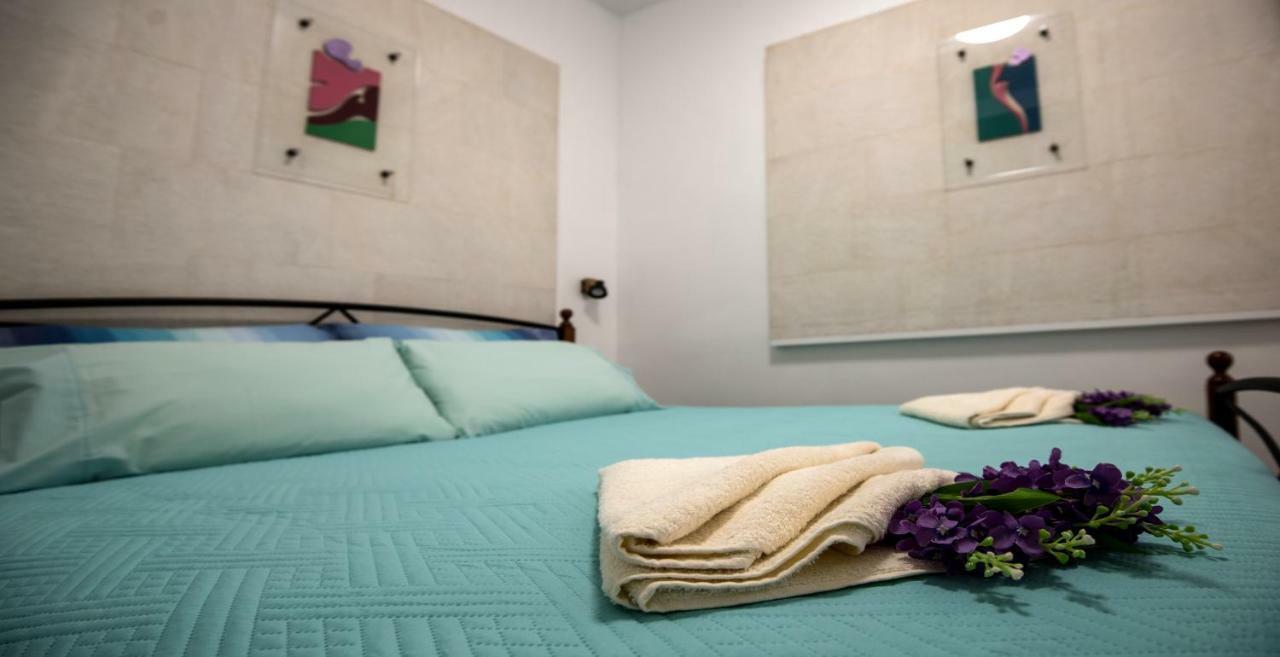 Ibis Your Cosy Oasis With Private Parking And Patio Split Exterior foto