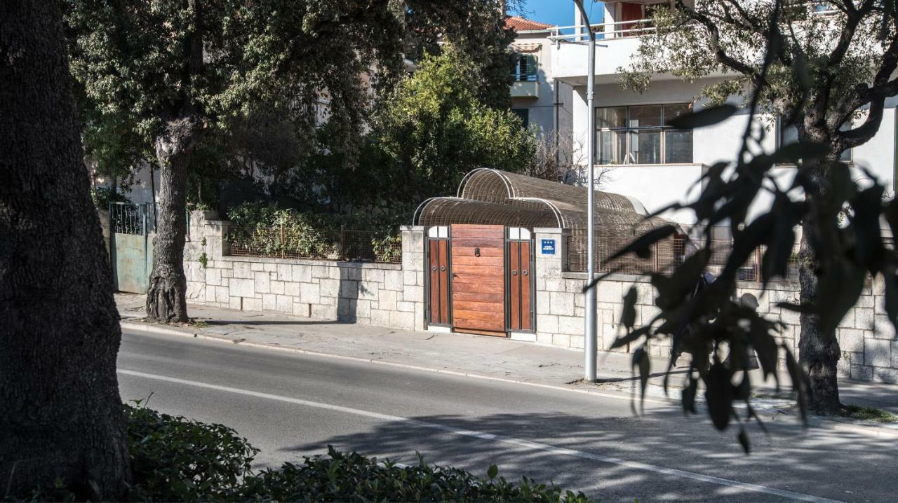 Ibis Your Cosy Oasis With Private Parking And Patio Split Exterior foto