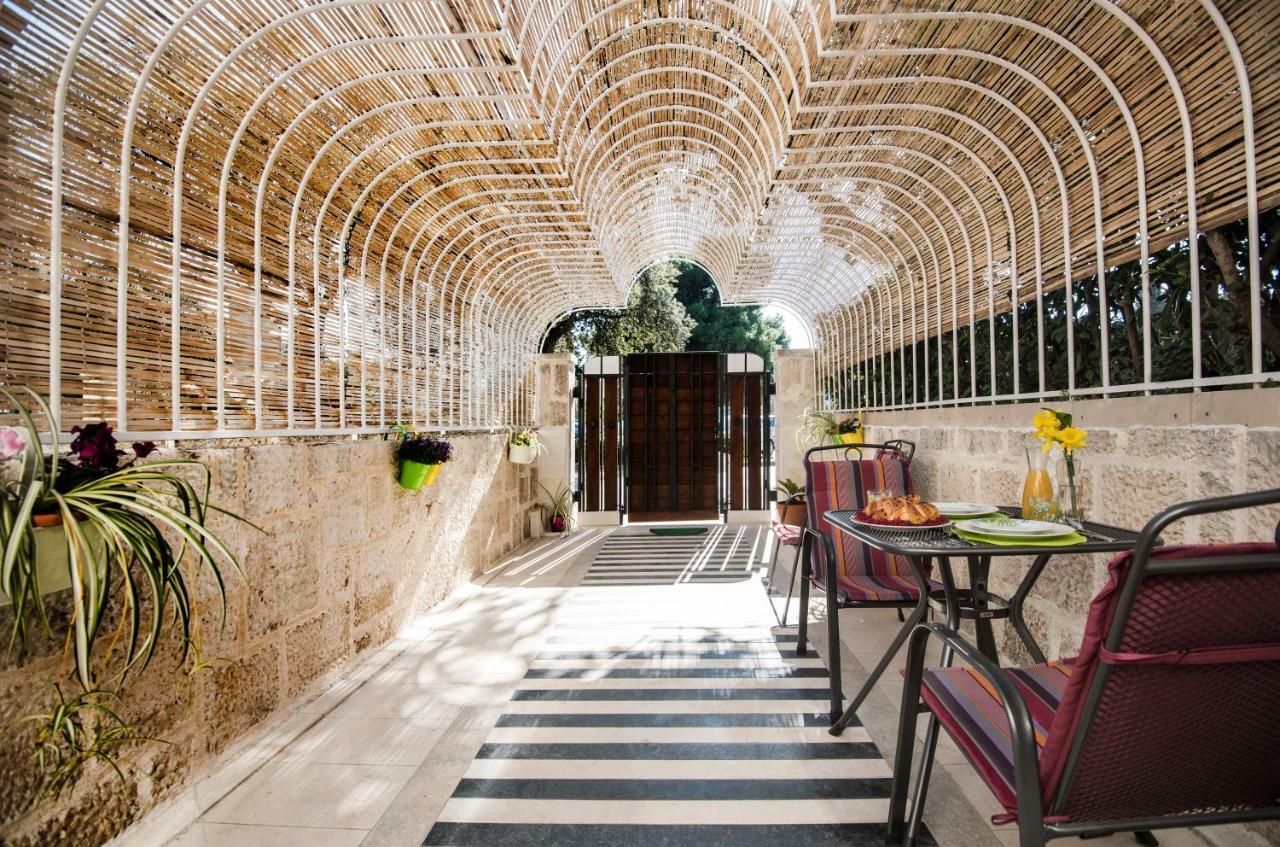 Ibis Your Cosy Oasis With Private Parking And Patio Split Exterior foto