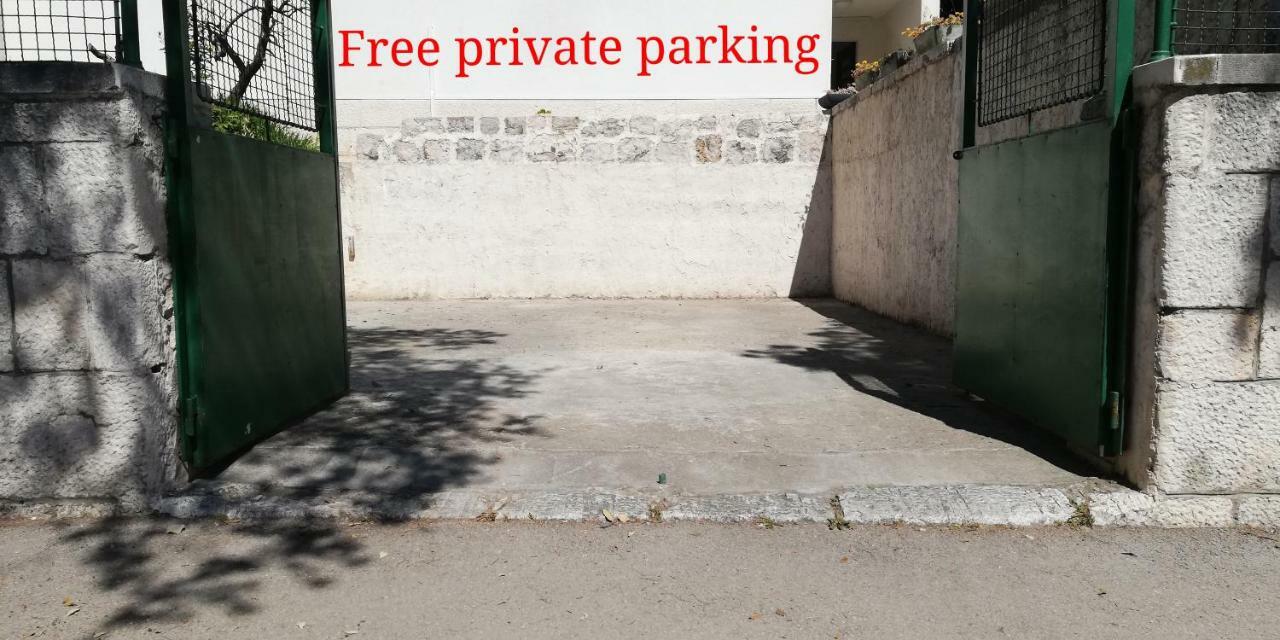 Ibis Your Cosy Oasis With Private Parking And Patio Split Exterior foto