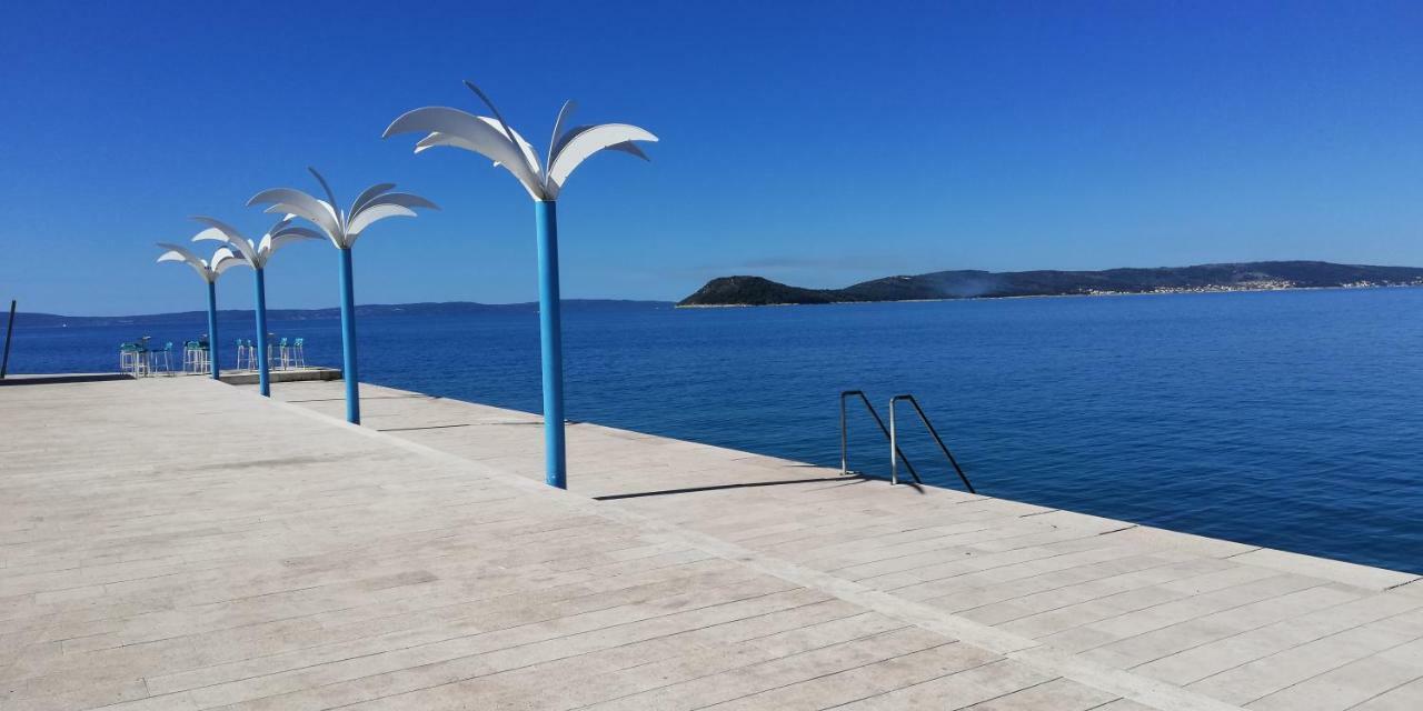 Ibis Your Cosy Oasis With Private Parking And Patio Split Exterior foto