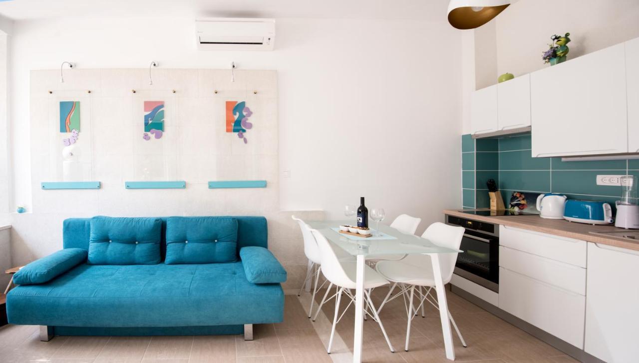 Ibis Your Cosy Oasis With Private Parking And Patio Split Exterior foto