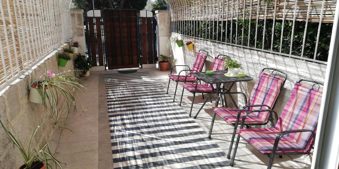 Ibis Your Cosy Oasis With Private Parking And Patio Split Exterior foto