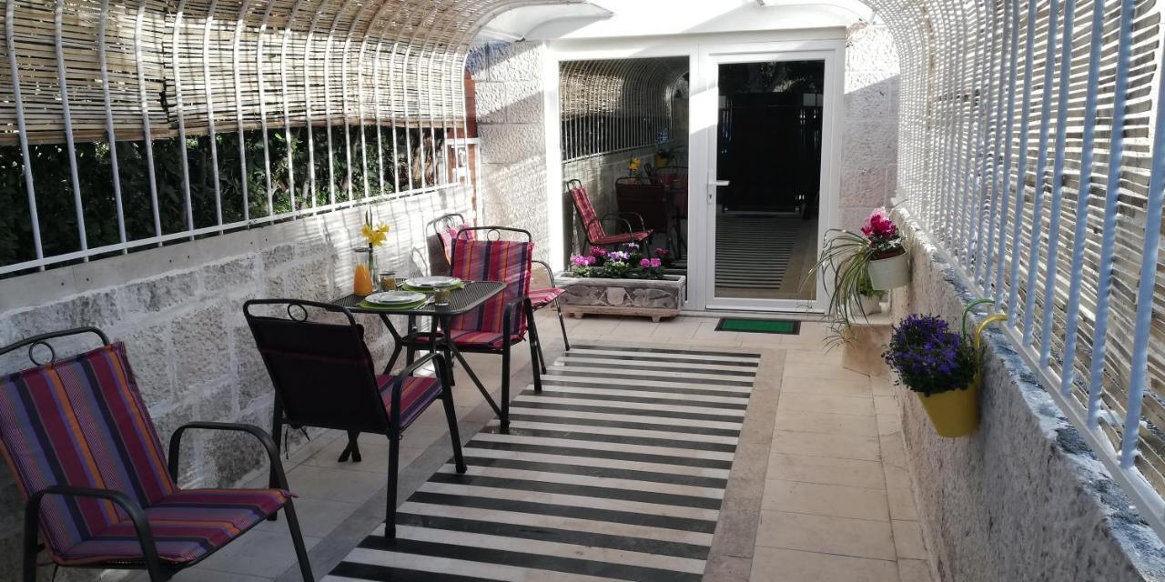 Ibis Your Cosy Oasis With Private Parking And Patio Split Exterior foto