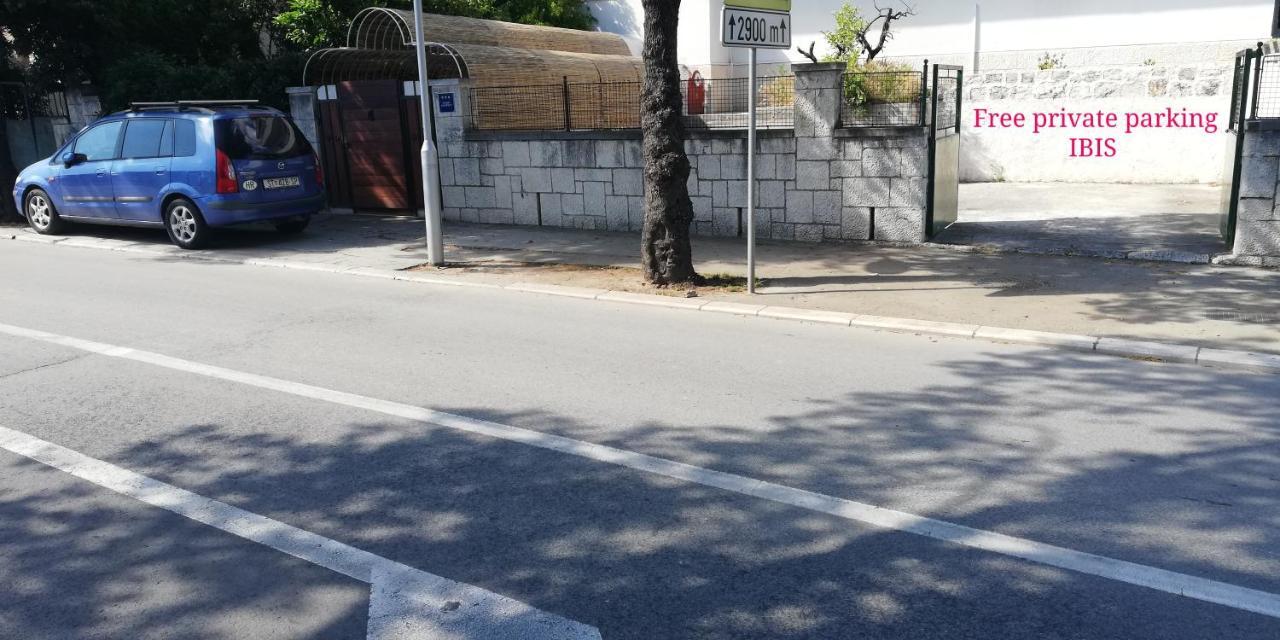 Ibis Your Cosy Oasis With Private Parking And Patio Split Exterior foto